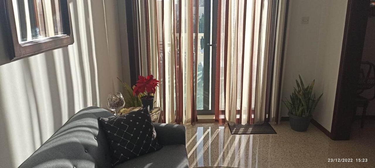 Close To Airport, Double Bedroom, Sofa-Bed, Private Bathroom For Adults And Children Aged 10 And Over Only Gudja Luaran gambar